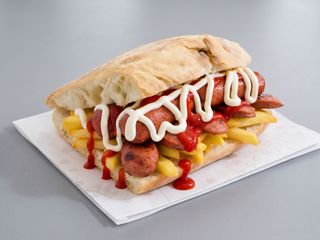 Wurstel, patatine, ketchup e maionese