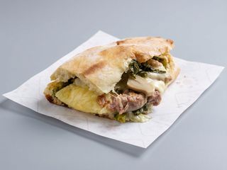 Friarielli napoletani, salsiccia fresca e mozzarella