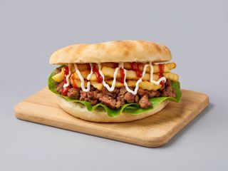 Salsiccia doppia, lattuga, patatine, ketchup e maionese