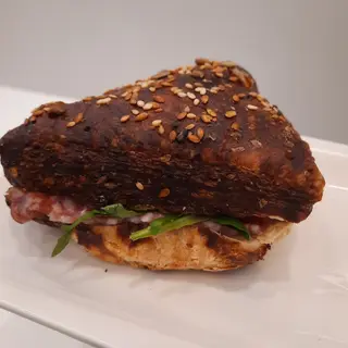 Brioche salata salame, maionese, rucola