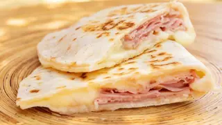 Piada crudo e formaggio