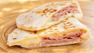 Piada crudo e formaggio