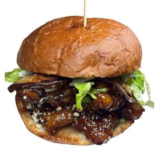 Teriyaki Bun - Pollo fitto, insalata, carote julienne e salsa teriyaki