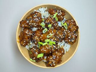Spicy Rice Bowl - Riso, pollo fritto, spicy mayo, carote e zucchine croccanti