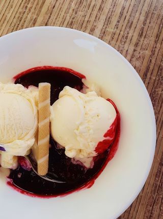 Gelato vaniglia e frutti del bosco