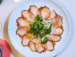 Bresaola di pesce, rucola, formaggio vaccino stagionato