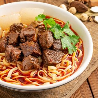 noodles con carne di manzo