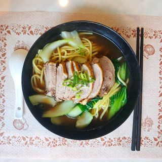 Noodles con anatra affumicata