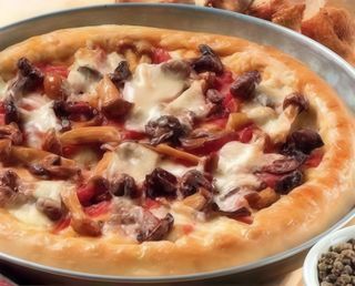 Bufala, funghi e pomodoro fresco