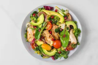 Pollo alla griglia con avocado e pomodoro