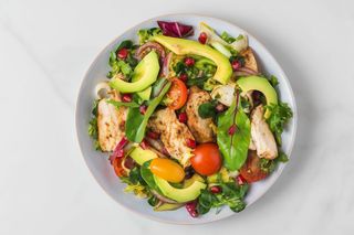 Pollo alla griglia con avocado e pomodoro