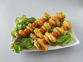 Spiedini di pollo alla griglia con insalata