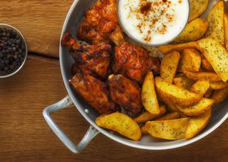 Alette di pollo succose con patate