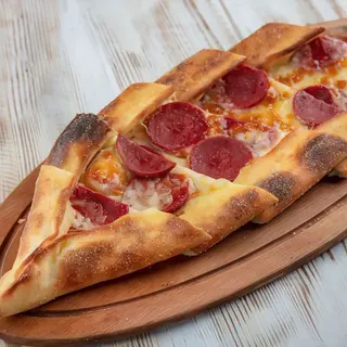 Pide con sucuk