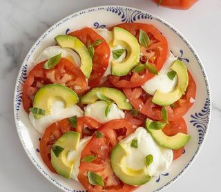 Insalata caprese di avocado