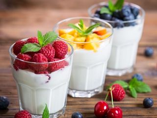 Yogurt greco con frutta di stagione