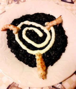 Risotto al nero di seppia con uova di lompo