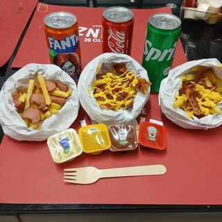 Patatine Fritte salsa Cheddar, Bacon croccante e wurstel