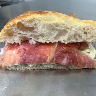 Focaccia ripiena Crudo e stracchino 