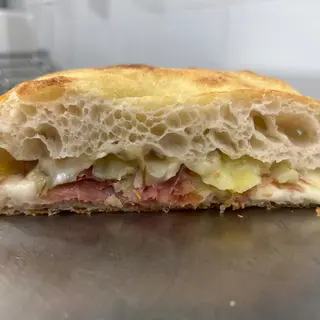 Focaccia ripiena con Speck