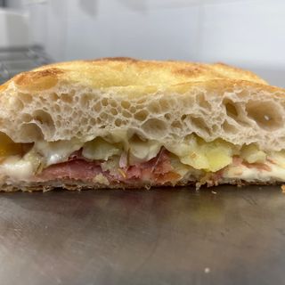 Focaccia ripiena con Speck, scamorza, patate