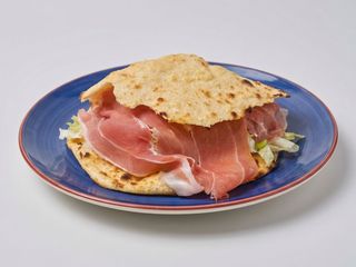 Crudo,mozzarella, pomodoro e insalata