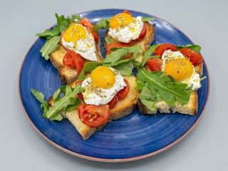 Bruschetta pugliese con pomodorini, rucola e burratina