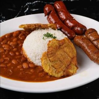 Chorizo con arroz y menestra