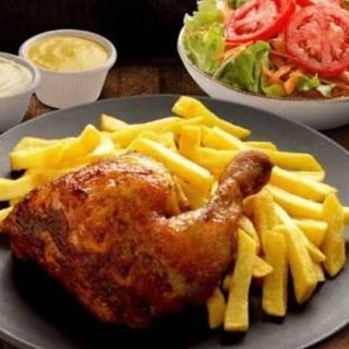 1/4 Pollo a la Brasa con Papas Fritas y Ensalada