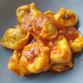 Tortelli con prosciutto crudo al ragù