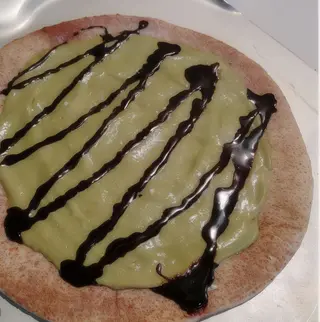Pizza con crema di pistacchio e granella di pistacchio