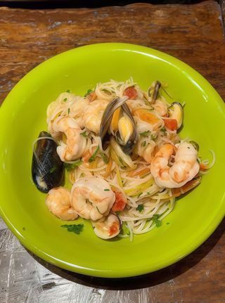 Spaghetti di riso con frutti di mare