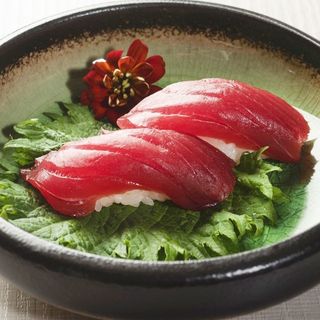 071.- Nigiri tonno