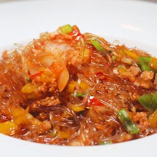 170.- Spaghetti di soia con salsa piccante e carne