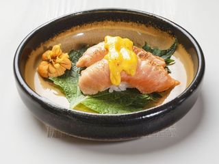 075.- Nigiri salmone scottato e salsa flambe