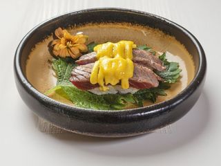 076.- Nigiri tonno scottato e salsa flambe