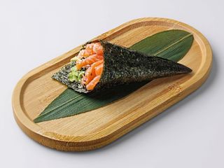 034.- Temaki salmone ed avocado