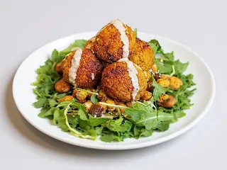 Falafel con patate e insalata