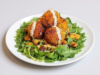 Falafel con patate e insalata