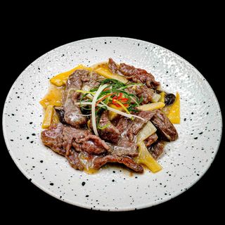 MANZO CON BAMBÙ E FUNGHI
