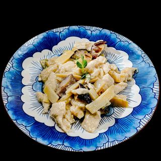 POLLO CON BAMBÙ E FUNGHI