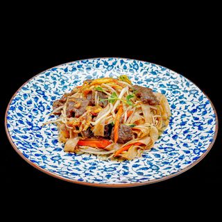TAGLIATELLE DI RISO SALTATI CON MANZO