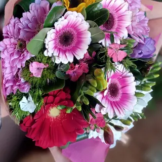 Bouquet di fiori misti confezione a tema