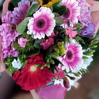 Bouquet di fiori misti confezione a tema
