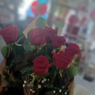 Mazzo di 5 rose rosse confezione a tema