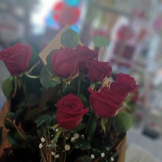 Mazzo di 5 rose rosse confezione a tema