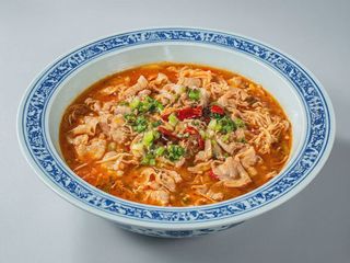 Manzo in brodo con salsa hongni 酸汤肥牛