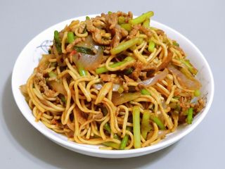 Spaghetti saltati con carne di maiale secca炒面