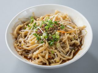 Spaghetti trafilatura in salsa con aglio拌拉面