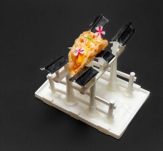 Taquito salmone cotto, misticanza, salsa spicy e mandorle